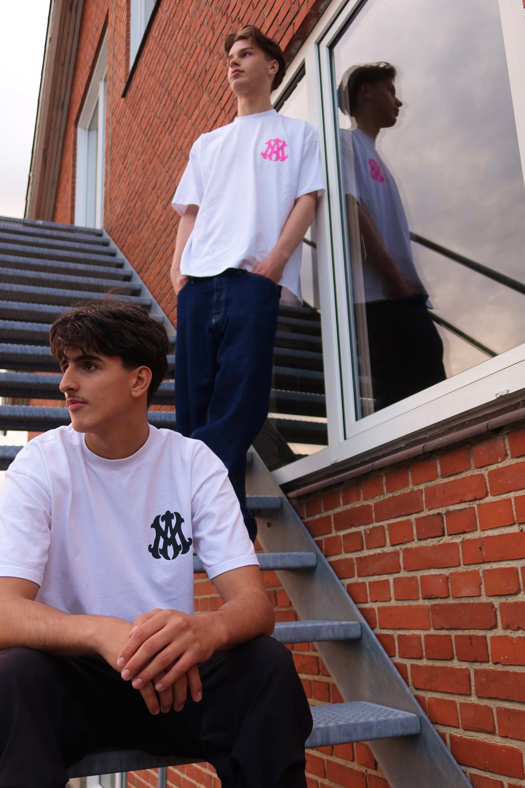 AMIE WHITE/BLACK BOX FIT T-SHIRT